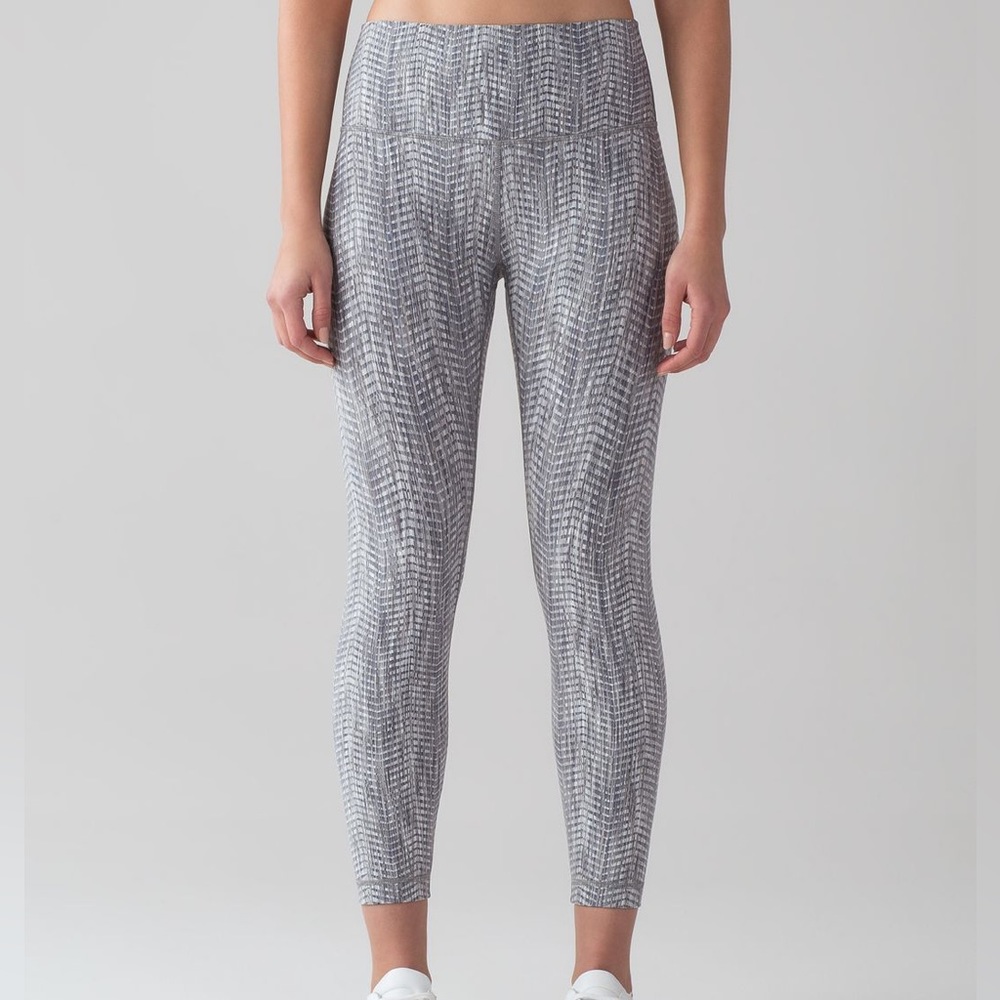 Lululemon 25” Wunder Under “Luon Arrow Jacquard Battleship Silver Soup”